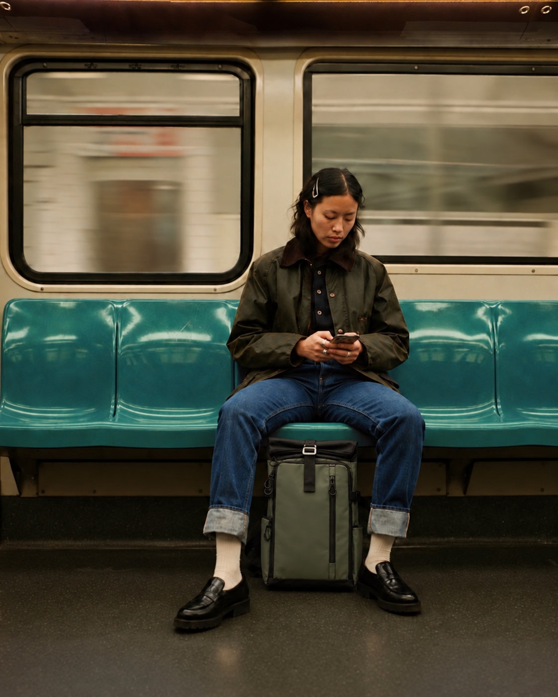Viaje en metro con mochila