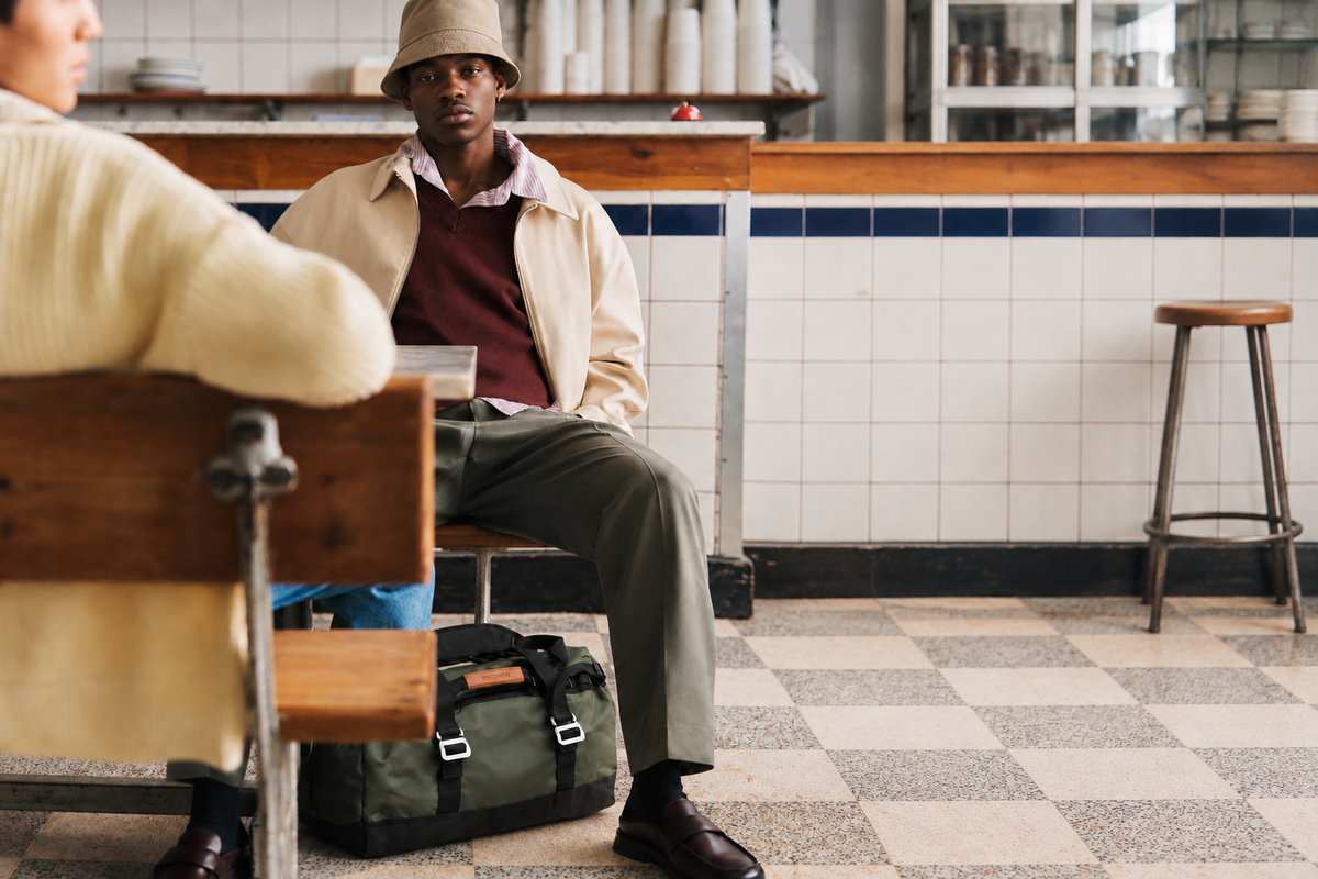 Viajeros en cafetería con bolsa de viaje Mapeha